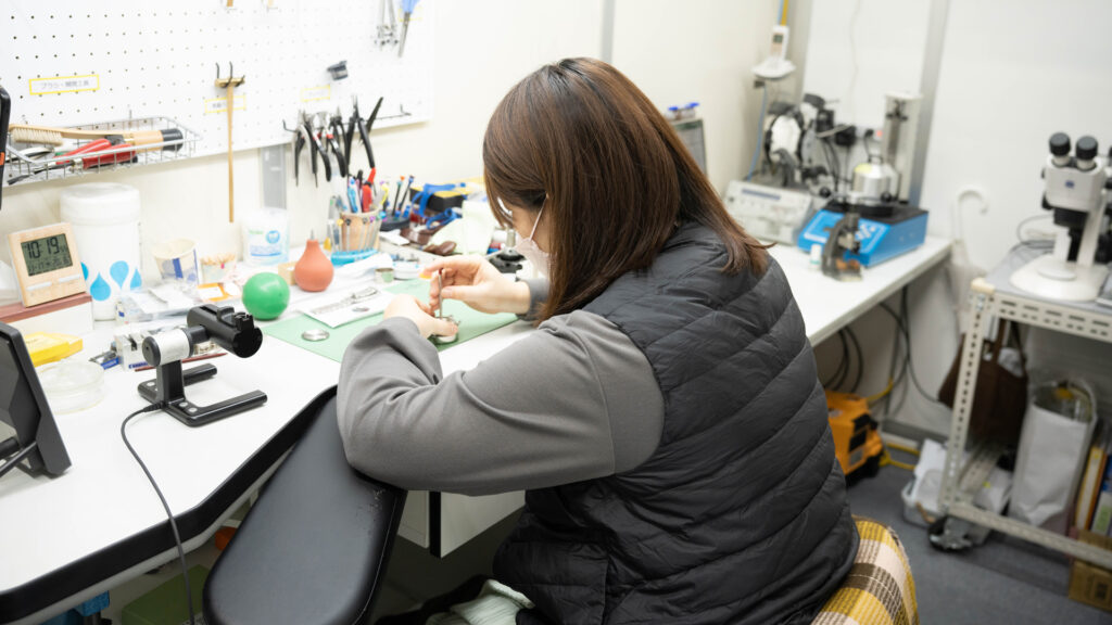 時計修理:専門の時計修理職人が常駐